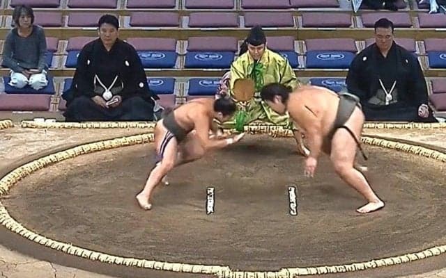 “天才”と称された17歳力士、体重2倍の巨漢相手に衝撃の“秒”決着 館内騒然 