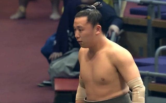 “美四股・美青年”の小兵力士、“足腰”の強さで約100キロ差の巨漢を投げ飛ばす 館内どよめき