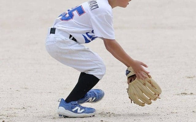 エラーを防ぐ守備の「正しい姿勢」　“脱力と集中”が鍵…小学生で覚えたい肘と膝の役割