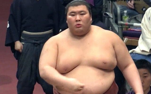 「あれ、塩がない…」熱海富士、取組直前に“エア塩撒き”の珍事 絶妙リアクションにファンほっこり