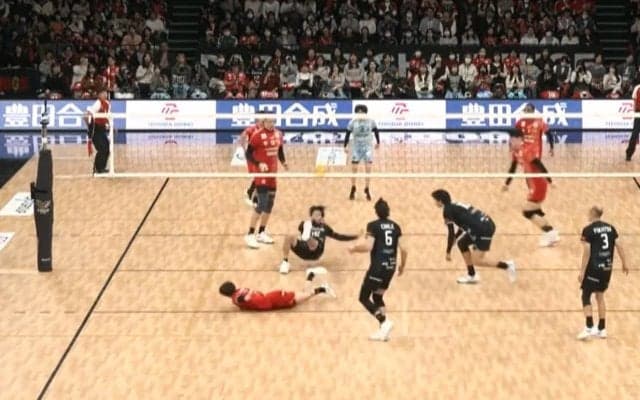 男子バレー、“オーバーヘッドキック”で衝撃レシーブ ネット越しの“妙技”にアリーナ騒然