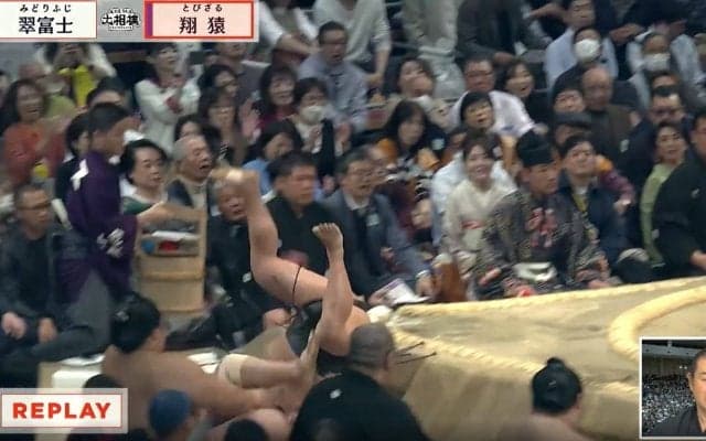 力士が“ムーンサルト風”土俵下落下の衝撃決着 「張られるし、ガッツリ負けるし、痛々しい」元力士解説も同情