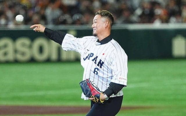 侍J韓国戦、引退の中田翔氏が始球式　東京ドーム大歓声も…ワンバンに苦笑いで“謝罪”