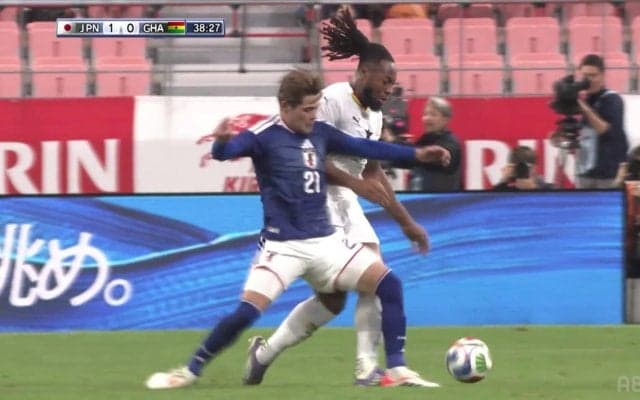 「バケモン」「日本のカンテ」佐野海舟、プレミアトップ級FWを一撃でぶっ倒す“別次元”の豪速タックルにファン衝撃「相手セメンヨだぞ」「加速力怖すぎ」