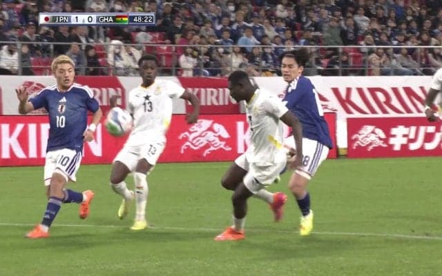 速すぎて危険!?上田綺世の超爆速枠外シュートにファン悲鳴「シュートスピードどうなってんだよ」「客席に入るのが心配」