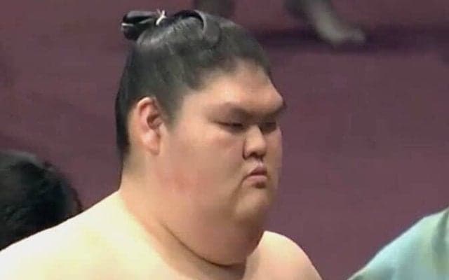 大相撲午前中の取組に“美白の帝王”「羨ましすぎ、はぁ〜」29歳力士、真っ白なモチモチ肌に熱視線「肌白過ぎて白飛びしてる」