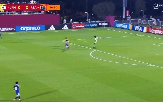 「凄すぎる」「一発だ」17歳日本代表GK、驚愕の先制点演出！“60m絶品フィード”に絶賛続々「ダイレクトで上手く蹴った」