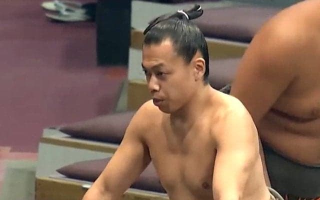 「肋骨が透けて…」「脚の筋肉が浮き出てる」36歳の“60キロ”力士、鍛え抜かれた筋肉美に驚きの声 劇的勝利に館内騒然