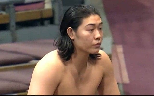 「ロン毛の力士きた」「まじイケメン」19歳力士の“美脚”スタイルに熱視線