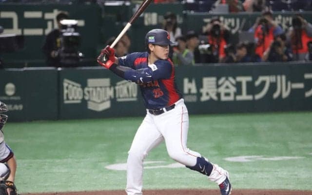 MLB挑戦の巨人4番・岡本和真の代打登場にスタンドは大声援！結果は四球【侍ジャパン】