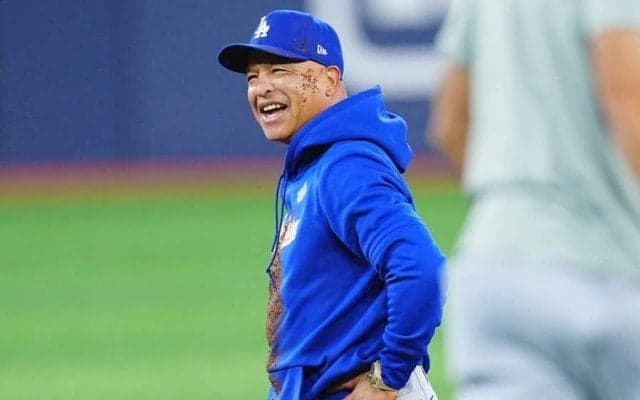 フリーマンも称賛…ロバーツ監督が“ズッコケ”た本当の理由　ド軍連覇を呼んだ行動の真意