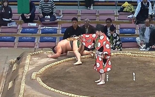 一体、どうした？ 力士が動けなくなるヒヤリ場面「ドキッとする」「ダイジョブか？」心配の声