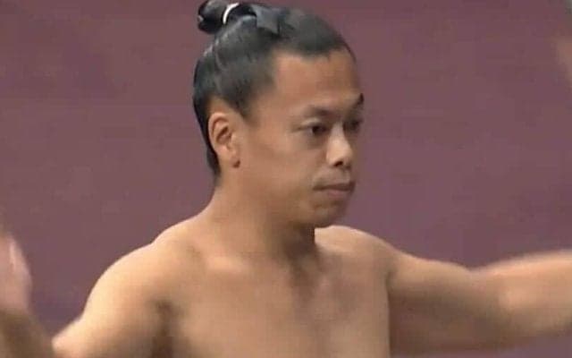 「細くて小さい」36歳の60キロ力士が15歳力士に“奇襲” 驚きの動きに館内どよめき「目の前から相手が消えた」