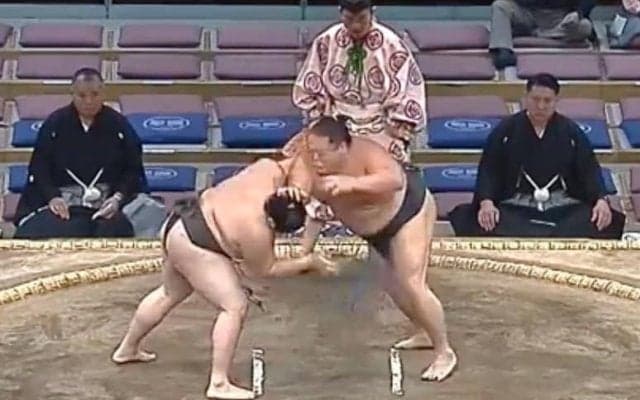 「出禁で頼む」「まじやめろ」大相撲、マナー知らずな客席の“盛り上がり方”に非難殺到