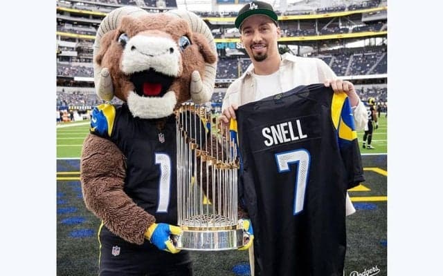 オフなのに“休みなし”…ド軍スネルに心配の声　美人妻と浴びた歓声「働きすぎ」