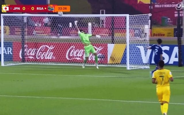 嘘だろ！？ U-17日本代表GKの“超反応セーブ”が話題「将来はフル代表に」「今大会ずっと凄い」至近距離シュートを海老反りで弾いた瞬間