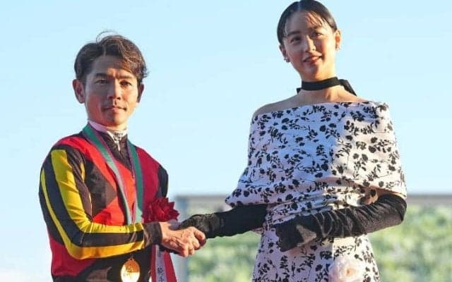 「バービー人形よりスタイルいい」人気女優が京都競馬場に降臨　エリザベス女王杯プレゼンター「美しい馬たちにうっとり」