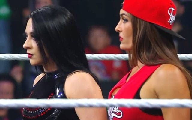 「脱いだ」「スタイルえぐ」女子レスラー、“裏切り”の凶行直後にファン驚愕 相棒をベルトで殴打→Tシャツ破り捨て“ヒール”を誇示