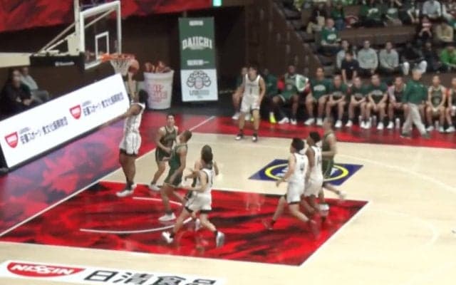 “16歳の怪物”が見せた「NBAばり」のコート横断ドリブル！ ど迫力のレイアップにファンも騒然「これで1年生なの？」「将来が楽しみやな」