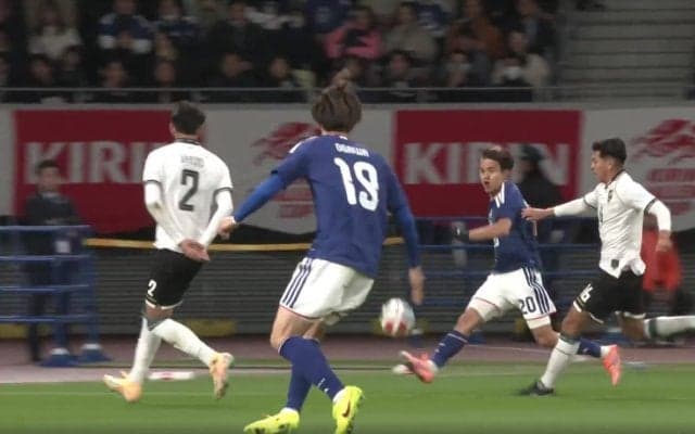 久保建英、異次元の“逆足ピンポイントクロス”が話題沸騰「突破もクロスもえっぐ」「そんなとこまで見えてんのか」鎌田大地との“神連係”で先制点をお膳立て