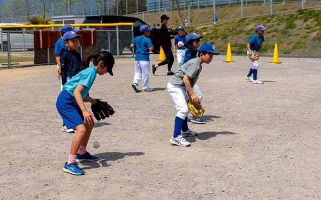 捕球・送球が向上する「壁当て」の方法とは　小学生にお勧め…楽しく磨ける“予知能力”