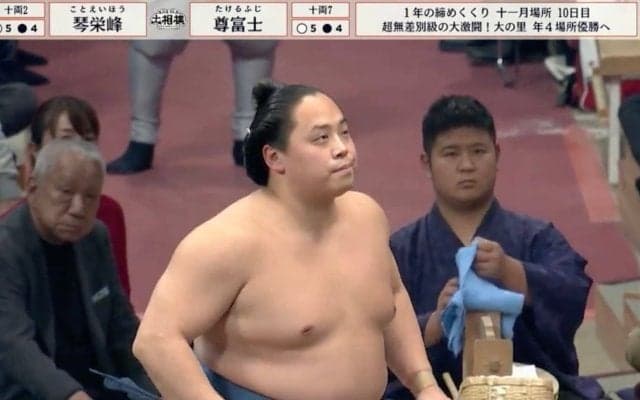 「ほぼ垂直じゃん」「股関節の柔らかさが異常」十両力士、ピンと脚が伸びた“芸術的”四股に館内ざわめき「1時を指す時計かよ」