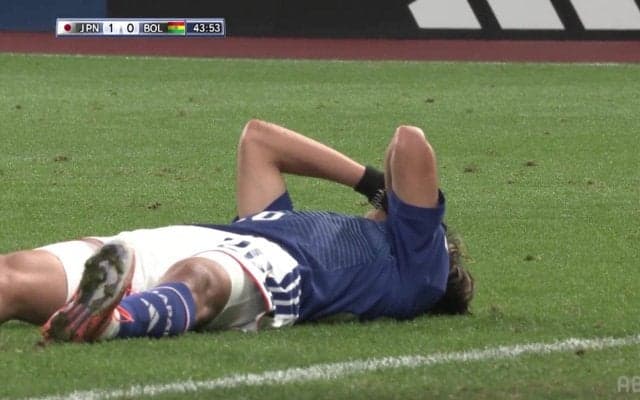 「ほんま荒いな」久保建英にハプニング発生「顔面に肘が…」「怪我させないで」強烈エルボー被害でピッチに大の字…危険プレーにファン憤慨