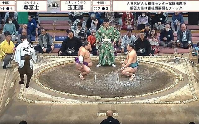 「これは目立つ」大相撲、行司の背後に“ひょっこり”著名人の姿 ひときわ目立つ存在感にネットざわつき