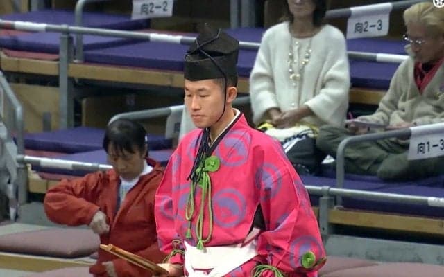 「細っ！」25歳行司の“ほっそり美脚”にファン注目 鮮やかな装束からすらり「騎手になれそう」