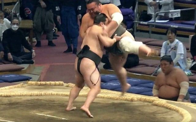 「浮いちゃった」“鬼”の炎鵬、厳しい攻めに館内どよめき 154キロを豪快に吊り上げて電光石火の寄り倒し