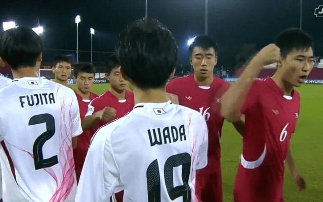 「なぜグーパンチ…？」サッカー北朝鮮代表、日本戦で“前代未聞の挨拶”「スポーツマンシップの欠片もない」「FIFAに抗議を」ネット騒然【U-17W杯】