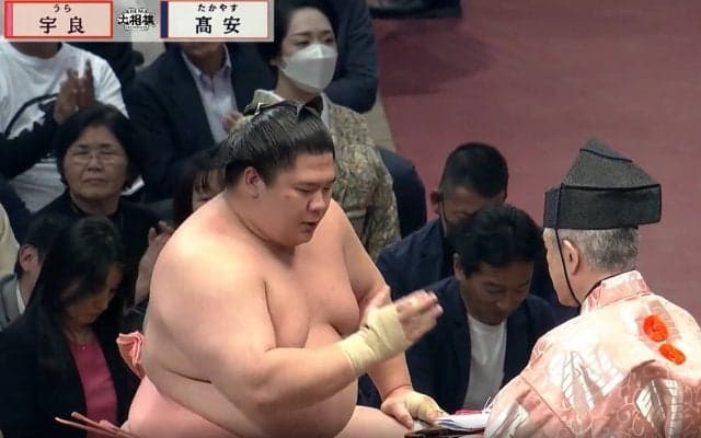 宇良が見せた一瞬の表情にファン驚き 0.1 %の妙技で高安を撃破 直後での出来事