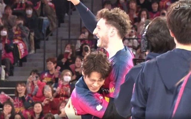 “高校No.1セッター”の大人気シーンをアリーナで再現「今回も宮侑になりきってトス」「最高すぎたんだが」男子バレーの始球式にファンも大興奮