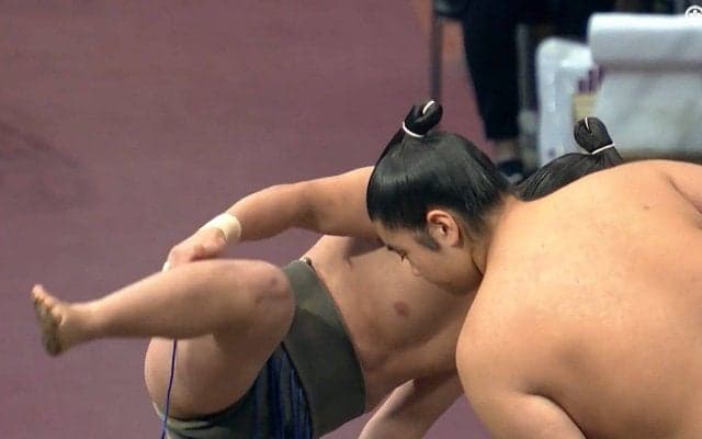 若手力士、取組前に“美四股”で火花 鍛錬の成果に館内から拍手「どっちも四股職人」感嘆の声も