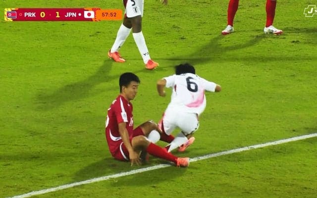 「サッカーしようぜ…」北朝鮮代表MFが“危険すぎるカニバサミタックル”→日本代表MFが悶絶「挟んでますもんね」解説者やファンが怒り【U-17W杯】