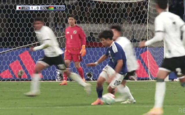 レベチ！久保建英、DF完全置き去りの“絶品ターン”にスタジアム大歓声「もはや芸術」意表をつく反転→ど真ん中を抜くスルーパスで決定機演出