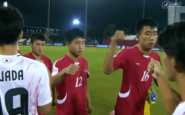 「何だこれ…？」サッカー北朝鮮代表の“グーパンチ挨拶”に世界衝撃「もはやボクシング」「なんて野蛮なんだ」日本戦で物議行動【U-17W杯】