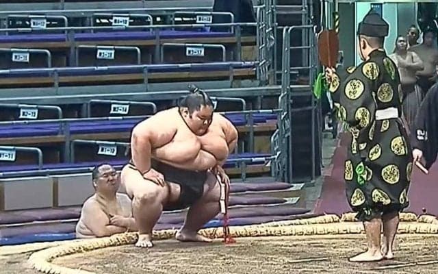 土俵の降り方が「かわいい」226キロの超巨漢力士、“まさか”の行動にファン驚き