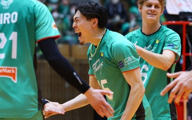 【男子バレー】熱きトップブロッカー、西本圭吾が「夢だった」故郷の新天地で早くも躍動