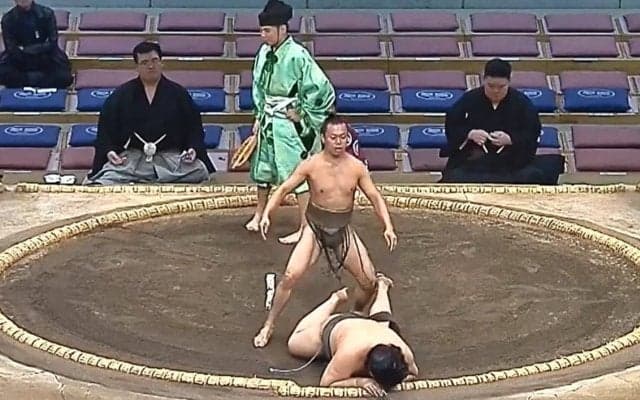 「すごい動きした」60キロの力士、“驚き”の動きで白星 体重2倍の力士たまらずゴロリ