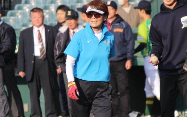 ソフトボールのレジェンドが代名詞のノック披露！笑顔溢れる時間に【準硬式】