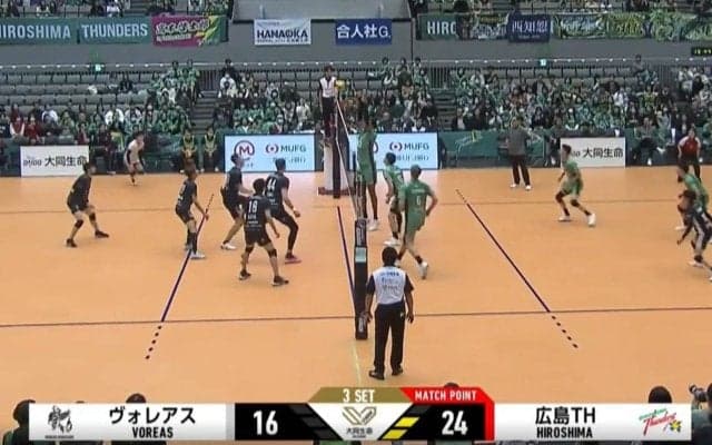 男子バレーで衝撃プレー、味方も“ドン引き” 1ミリもジャンプしない「スタンディングブロック」にアリーナどよめき