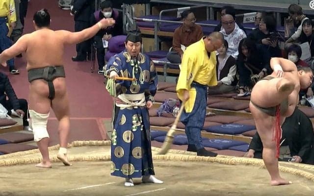 「残った残った」の掛け声が“少し違って”聞こえる… 個性派行司にファンほっこり