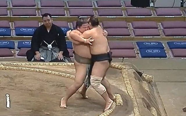 力士の圧力を一瞬で“無力化” 魔法のような“妙技”に館内どよめき 敗れた力士はただただ愕然