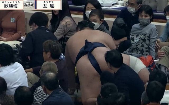 「カメラ壊れたか」大相撲で館内騒然のアクシデント 元力士「お客さん避けるとこうなる。僕も何回も…」