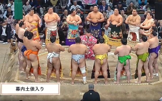 「可愛い化粧まわし並んだw」大相撲、幕内土俵入りで“ほっこり”珍事 偶然の一コマ