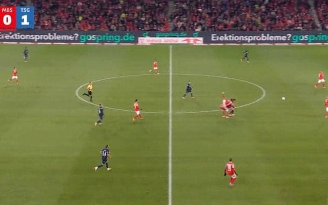 何してんの…？ 佐野海舟、目を疑う“まさかの動き”「バケモノか」空中から“真っ逆さま落下”→背中強打もプレー続行「不死身かよ！」