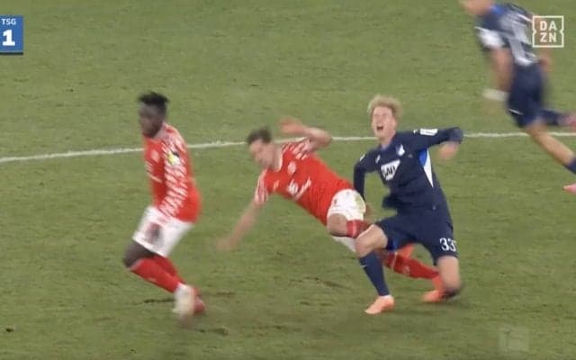 「正直マジでいらない」武闘派選手、わざと狙った？“危険タックル”で退場　解説者も呆然…足首を踏み抜いたラフプレー