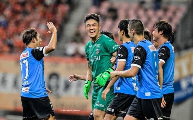 ｢このメンバーは泣いちゃう｣J1川崎の黄金期GKとの総勢9人“送別会ショット”にファン涙！ 地元焼肉店で肩を並べる写真に｢なんて素敵な1枚｣｢いつまでもファミリー｣