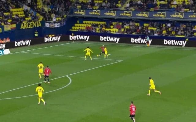 体幹強すぎ！“金髪”浅野拓磨、投入早々に決定機演出！2人相手に強攻突進で右サイド突破→高速クロスでチャンスメイクの瞬間